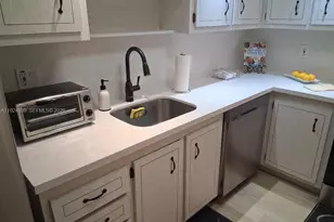 900 St Charles Pl, Pembroke Pines, FL 33026 - Photo 6