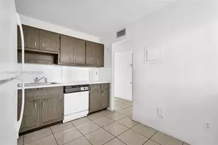 879 NE 195th St, Miami, FL 33179 - Photo 12