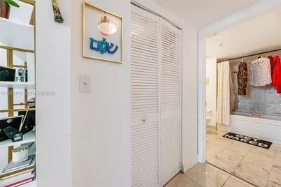 31 SE 5th St #409, Miami, FL 33131 - Photo 16