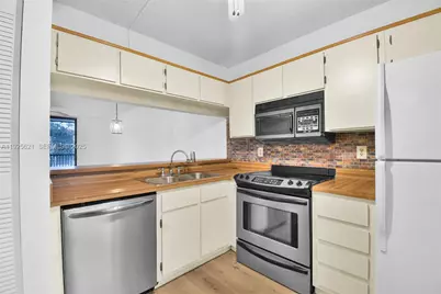 10501 W Broward Blvd #304, Plantation, FL 33324 - Photo 6