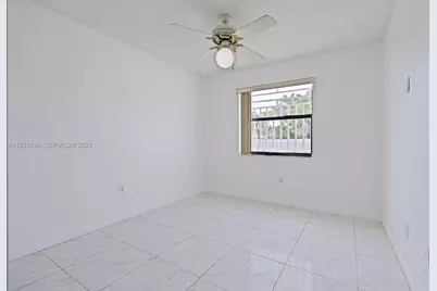 9098 NW 114th St, Hialeah Gardens, FL 33018 - Photo 16