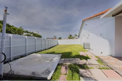 9098 NW 114th St, Hialeah Gardens, FL 33018 - Photo 20