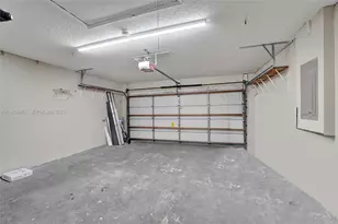 9012 S Lake Park Cir S, Davie, FL 33328 - Photo 50