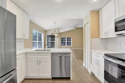 9012 S Lake Park Cir S, Davie, FL 33328 - Photo 22