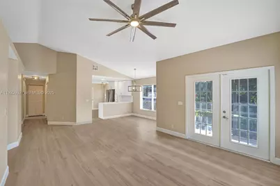 9012 S Lake Park Cir S, Davie, FL 33328 - Photo 10
