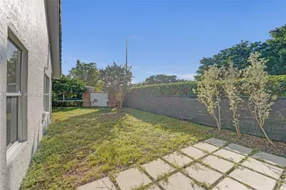 9012 S Lake Park Cir S, Davie, FL 33328 - Photo 54