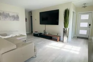 19066 Bob-O-Link Dr, Hialeah, FL 33015 - Photo 2