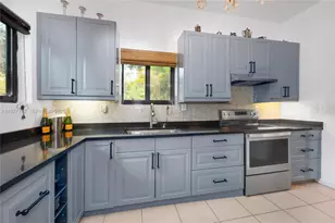 887 NE 145th St, North Miami, FL 33161 - Photo 12