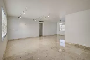 121 Golden Isles Dr, Hallandale Beach, FL 33009 - Photo 18