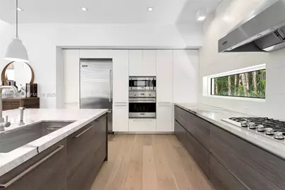 335 W 46th St, Miami Beach, FL 33140 - Photo 28