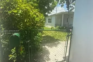 812 NW 26th Ave, Miami, FL 33125 - Photo 2