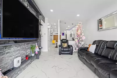 8822 NW 112th Ter, Hialeah Gardens, FL 33018 - Photo 14