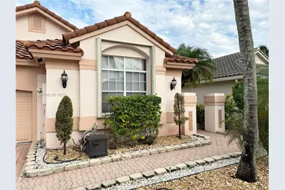 1525 W Lacosta Dr W, Pembroke Pines, FL 33027 - Photo 4