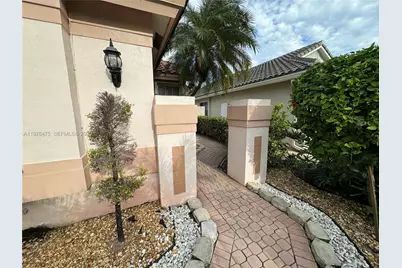 1525 W Lacosta Dr W, Pembroke Pines, FL 33027 - Photo 6