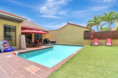 1057 NE 202nd Ln, Miami, FL 33179 - Photo 46