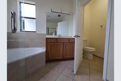 8841 W 34th Ct, Hialeah, FL 33018 - Photo 16