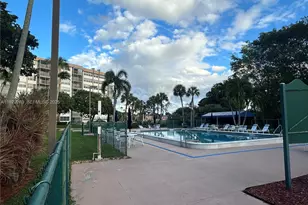 1100 St Charles Pl, Pembroke Pines, FL 33026 - Photo 24