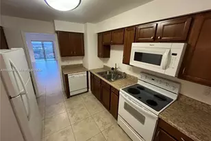 3575 Brokenwoods Dr, Coral Springs, FL 33065 - Photo 6