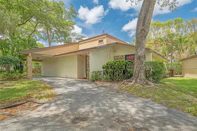 8097 Royal Palm Cir, Tamarac, FL 33321 - Photo 2
