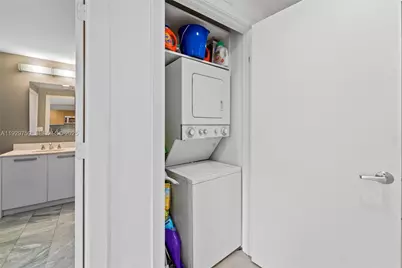 1050 Brickell Ave #1706, Miami, FL 33131 - Photo 14