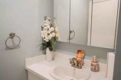 19907 NW 67th Ct, Hialeah, FL 33015 - Photo 36