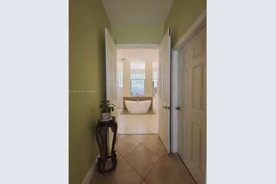 1035 Waterside Cir, Weston, FL 33327 - Photo 52