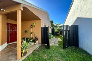 930 SW 109th Ave, Pembroke Pines, FL 33025 - Photo 2