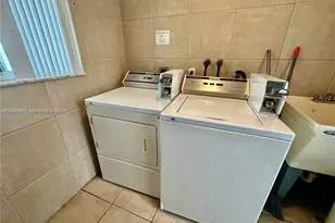 1274 NE 40th St, Oakland Park, FL 33334 - Photo 14