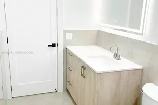 4990 E Palm Ct, Hialeah, FL 33013 - Photo 18