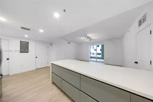 170 SE 14th St, Miami, FL 33131 - Photo 8