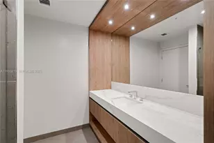 11 NE 6th St, Miami, FL 33132 - Photo 14