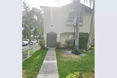 10877 NW 8th St, Pembroke Pines, FL 33026 - Photo 2