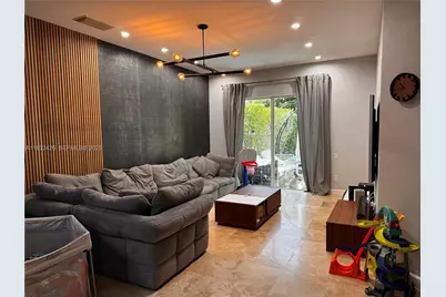 876 W Spinnaker Dr W #876, Hollywood, FL 33019 - Photo 2