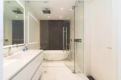 300 Biscayne Blvd Way #805, Miami, FL 33131 - Photo 12