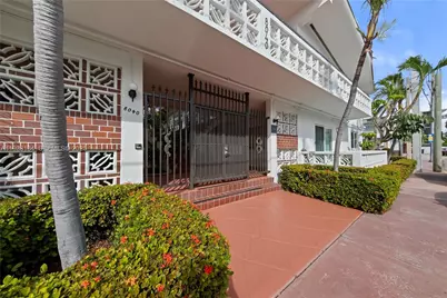 8040 Tatum Waterway Dr #11, Miami Beach, FL 33141 - Photo 2