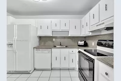 100 Bayview Dr #1025, Sunny Isles Beach, FL 33160 - Photo 8