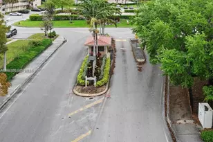 1016 Twin Lakes Dr, Coral Springs, FL 33071 - Photo 2