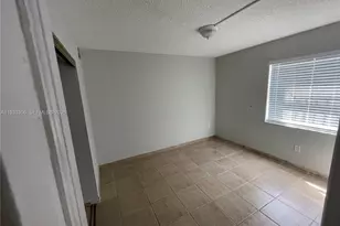 10897 NW 7th St, Miami, FL 33172 - Photo 8