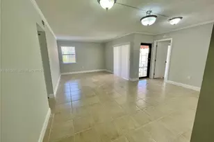 10897 NW 7th St, Miami, FL 33172 - Photo 4