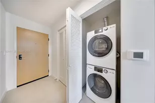 11 NE 6th St, Miami, FL 33132 - Photo 2