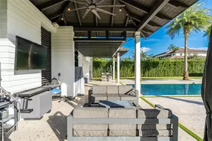 8271 SW 67th St, Miami, FL 33143 - Photo 12