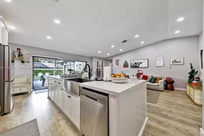 8519 Ramblewood Dr, Coral Springs, FL 33071 - Photo 12