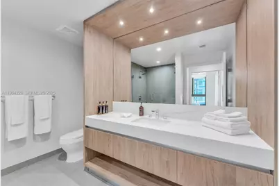 11 NE 6th Ave #2403, Miami, FL 33132 - Photo 8