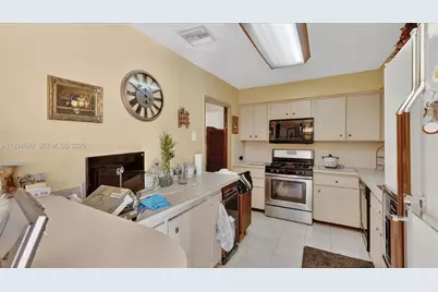 1701 SW 92nd Pl, Miami, FL 33165 - Photo 12