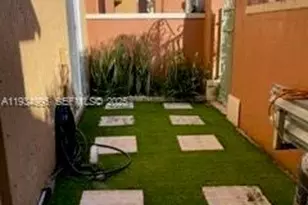 10643 SW 7th St, Pembroke Pines, FL 33025 - Photo 2