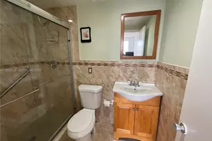 895 W 79th Pl, Hialeah, FL 33014 - Photo 22