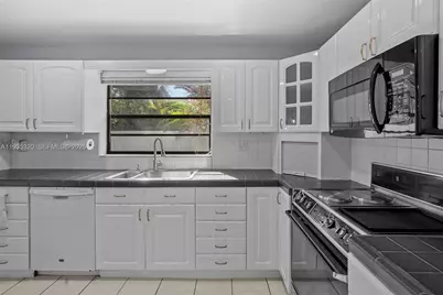 10922 SW 25th St, Miami, FL 33165 - Photo 10
