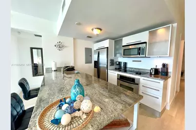 185 SW 7th St #1402, Miami, FL 33130 - Photo 2