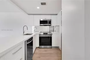 555 NE 34th St, Miami, FL 33137 - Photo 8