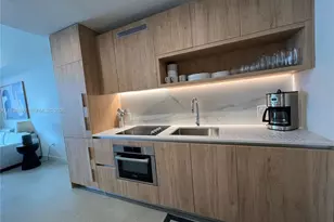11 NE 6th St, Miami, FL 33132 - Photo 2